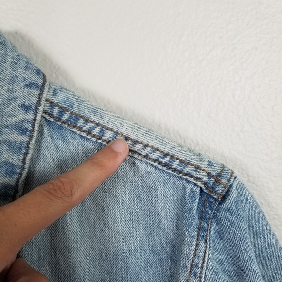 PacSun Light-Wash Crimson Rose Embroidered Blue Denim Trucker Jacket Size Small - Picture 9 of 11